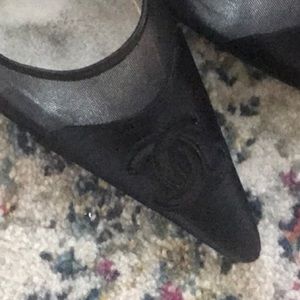 Beautiful CHANEL black kitten heel